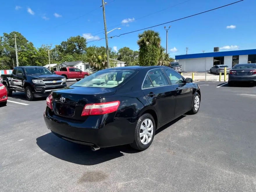2009 Toyota Camry LE photo 1