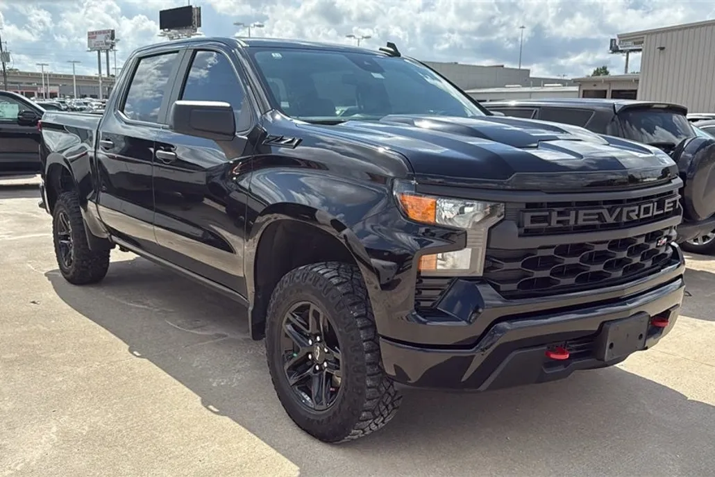 2023 Chevrolet Silverado Custom Trail Boss photo 1