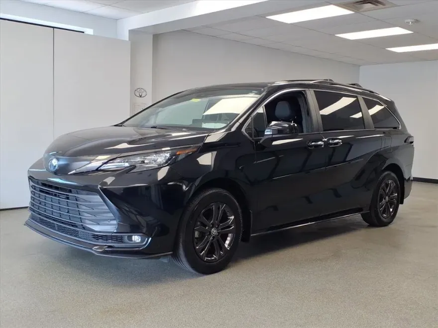 2024 Toyota Sienna Woodland Edition photo 1