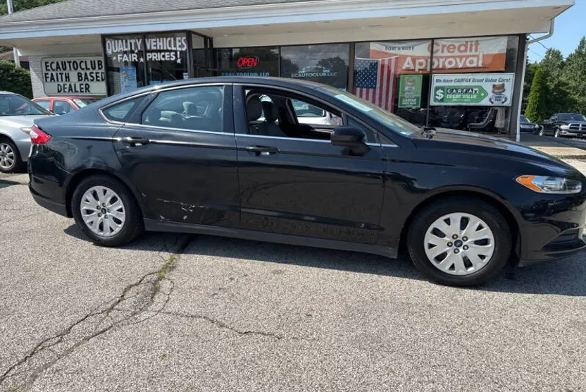 2013 Ford Fusion S photo 1