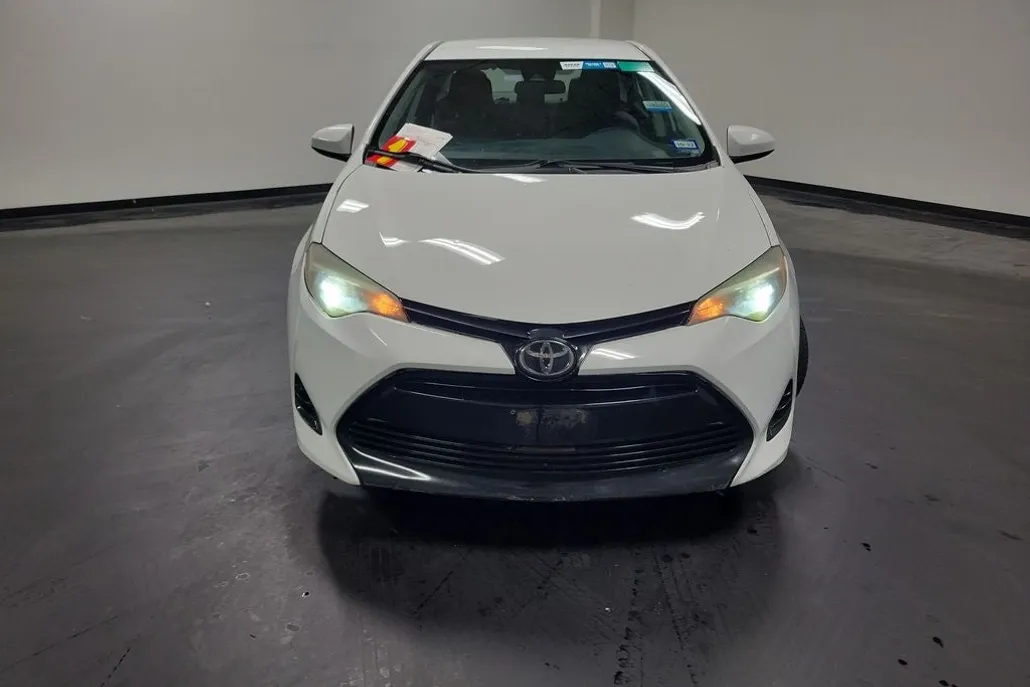 2017 Toyota Corolla LE photo 1