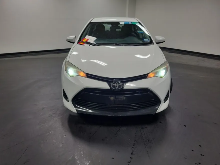 2017 Toyota Corolla LE photo 1