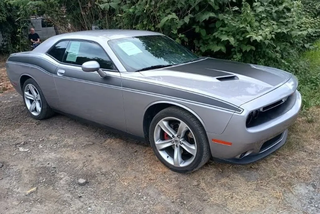 2017 Dodge Challenger SXT photo 1