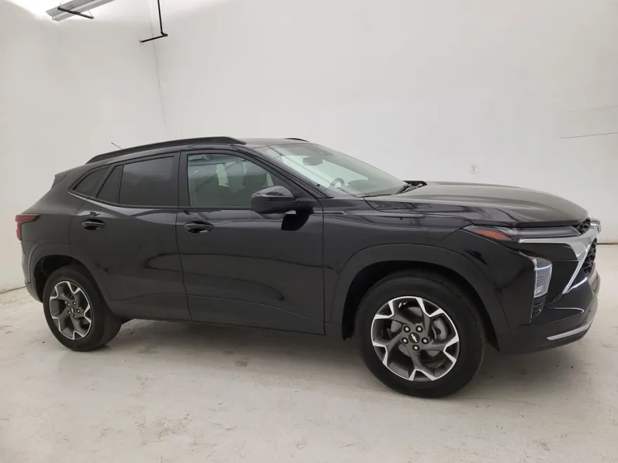 2024 Chevrolet Trax LT photo 1