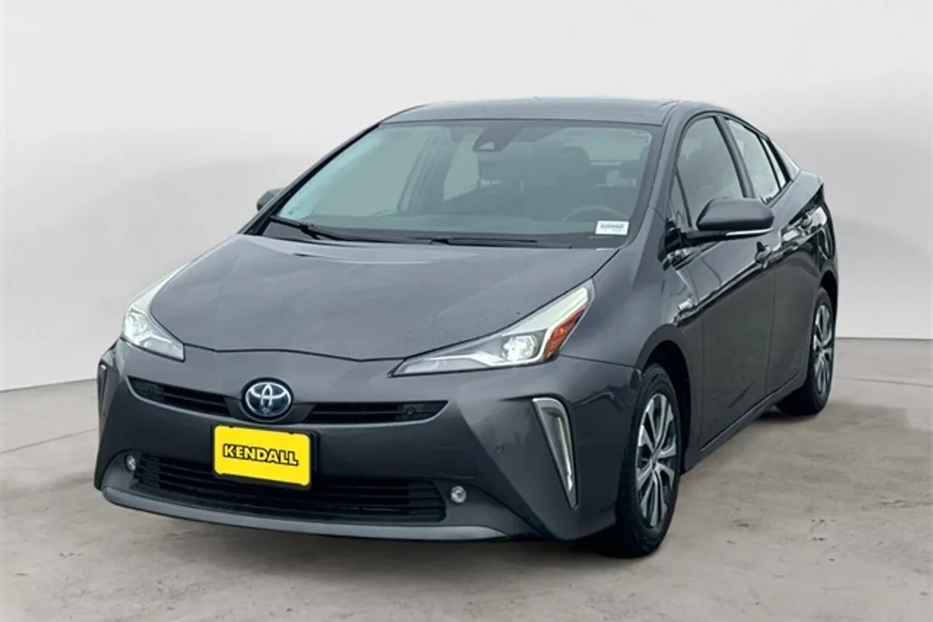 2019 Toyota Prius LE photo 1