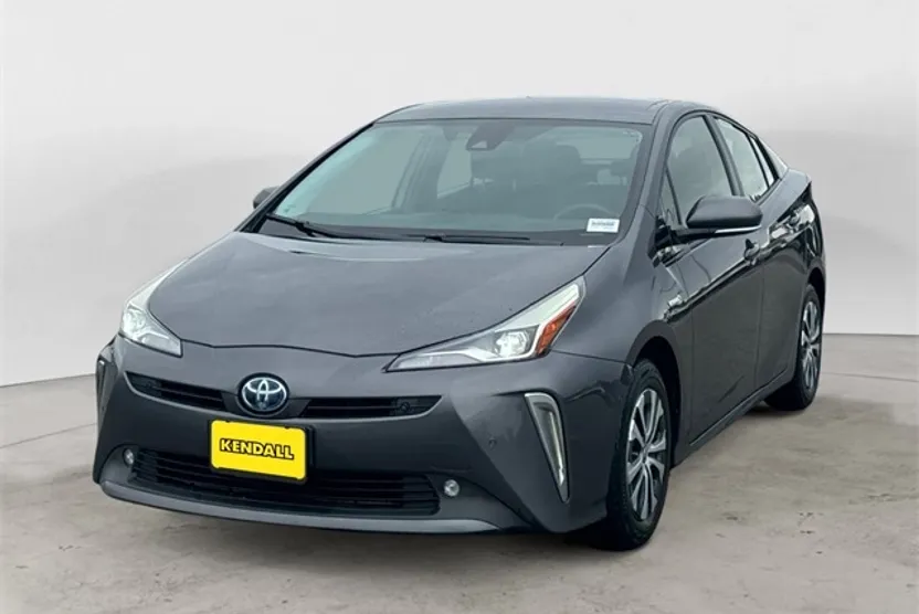 2019 Toyota Prius LE photo 1