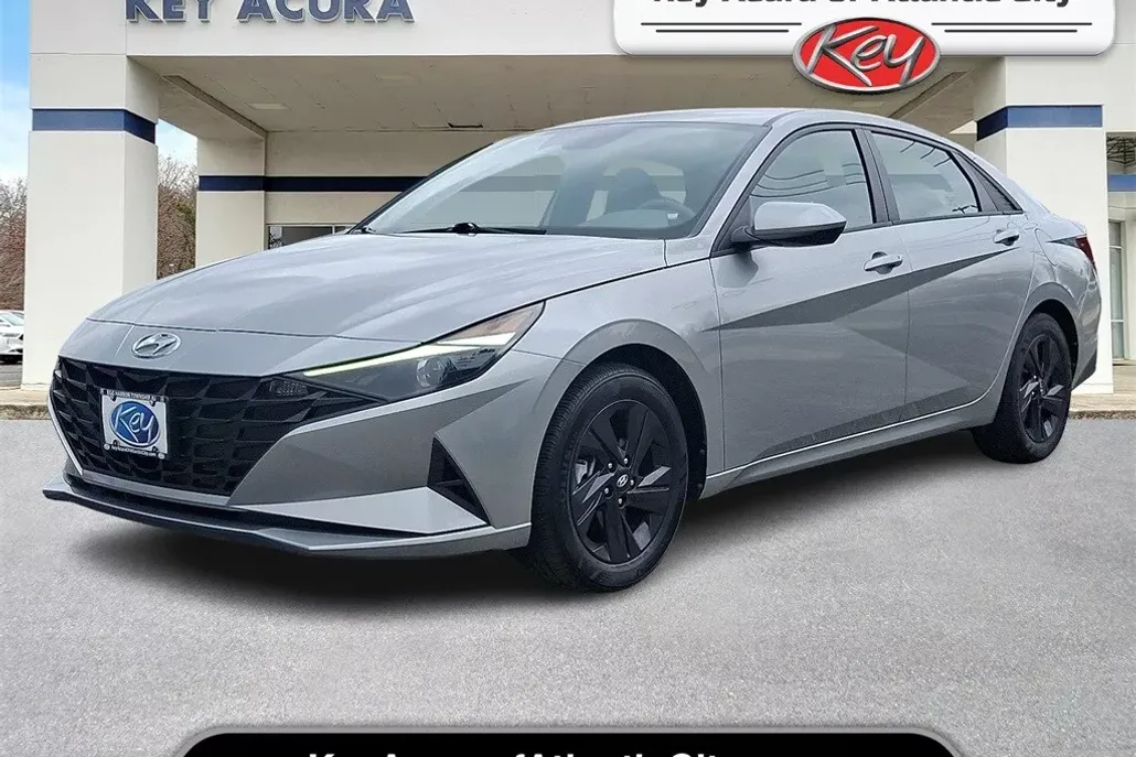 2022 Hyundai Elantra SEL photo 1