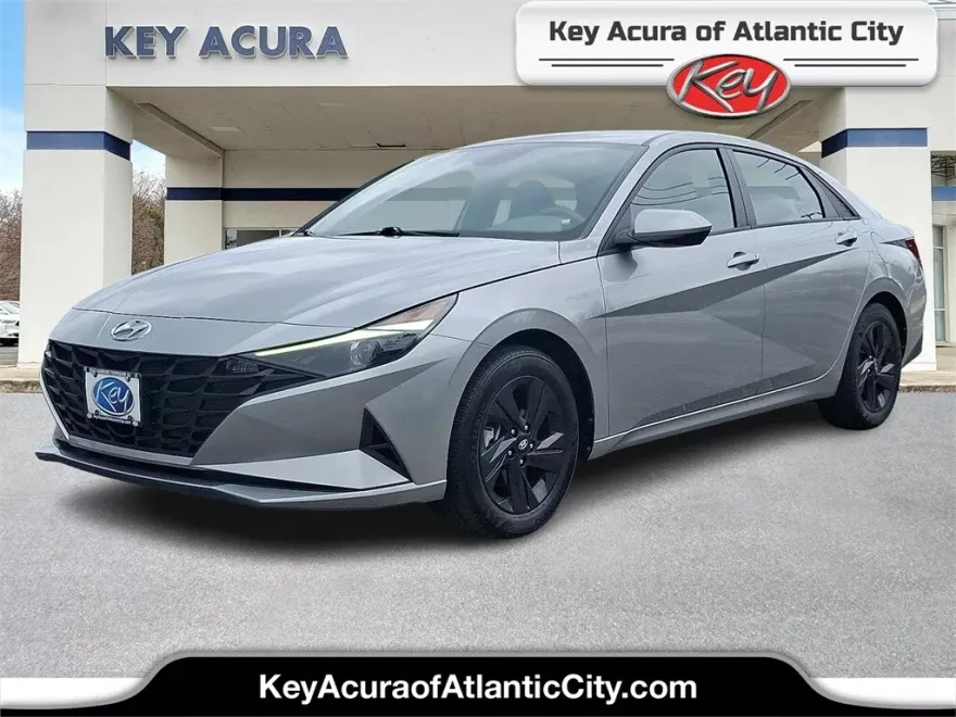 2022 Hyundai Elantra SEL photo 1