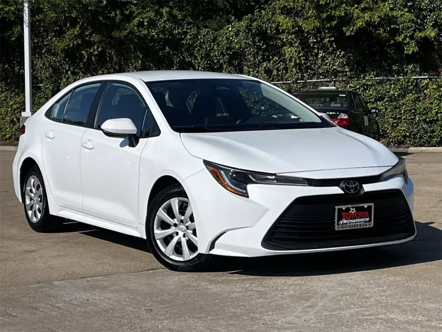 2024 Toyota Corolla LE photo 1