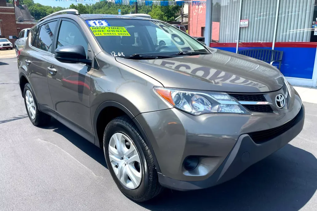 2015 Toyota RAV4 LE photo 1