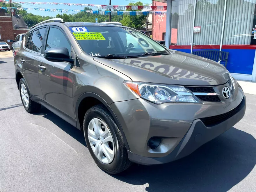 2015 Toyota RAV4 LE photo 1