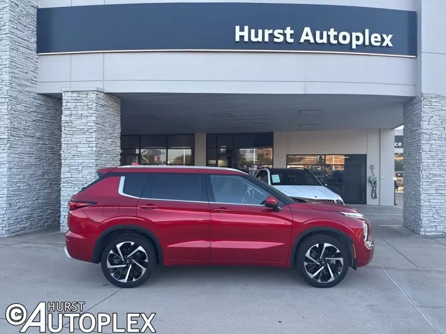 2024 Mitsubishi Outlander SEL photo 1