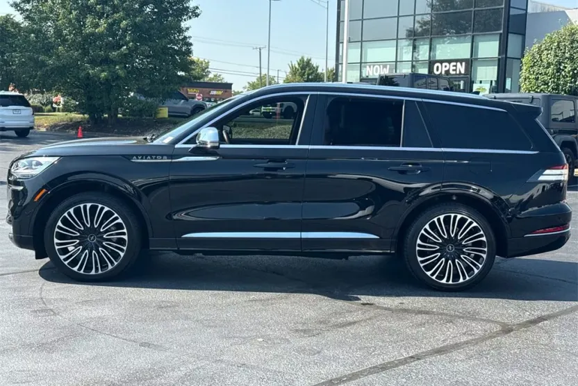 2022 Lincoln Aviator Black Label photo 1