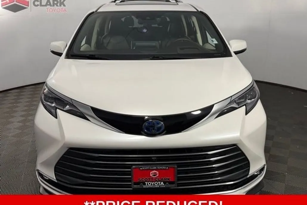 2024 Toyota Sienna Platinum photo 1