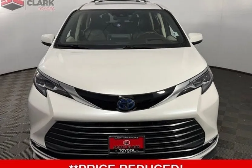 2024 Toyota Sienna Platinum photo 1