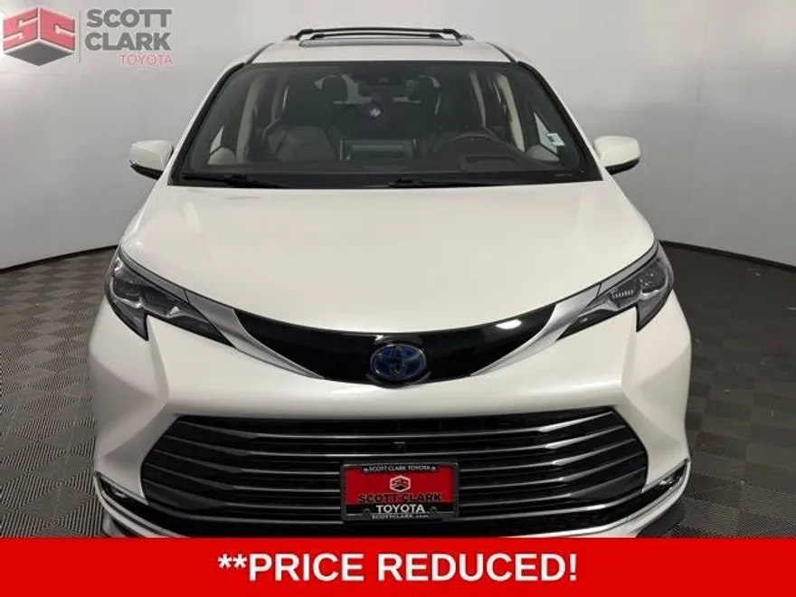 2024 Toyota Sienna Platinum photo 1