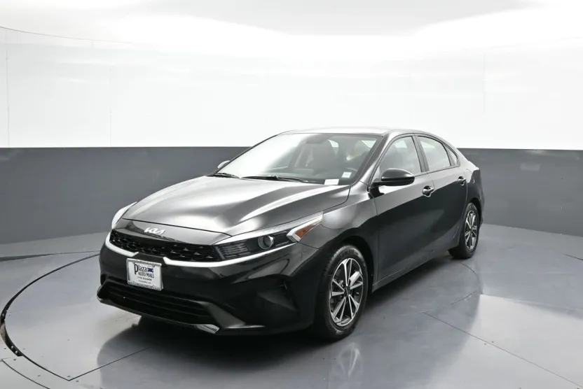 2023 Kia Forte LXS photo 1