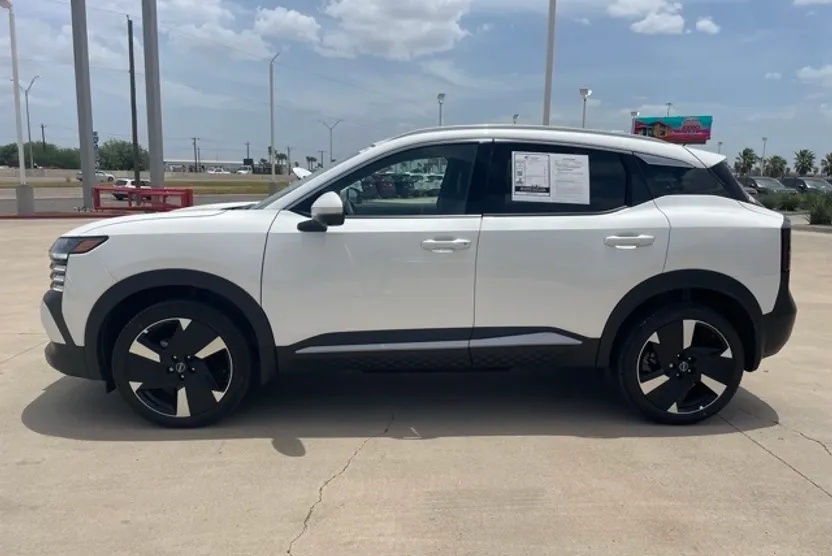 2025 Nissan Kicks SR photo 1