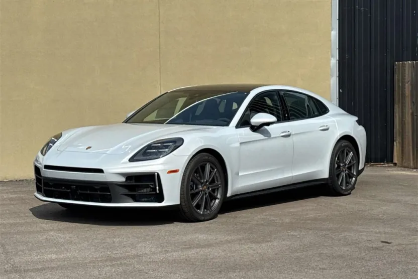 2025 Porsche Panamera 4 photo 1