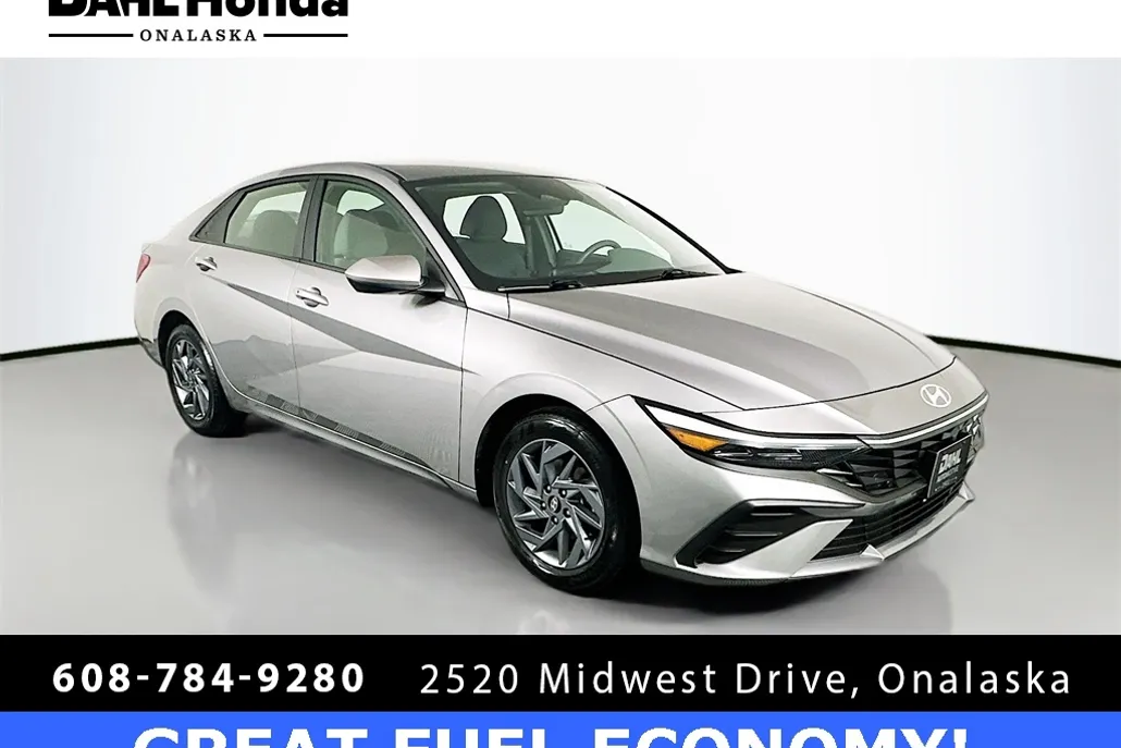 2024 Hyundai Elantra SEL photo 1