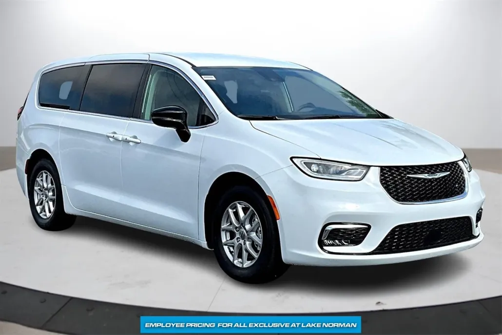 2024 Chrysler Pacifica Touring L photo 1
