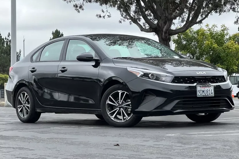 2023 Kia Forte LXS photo 1