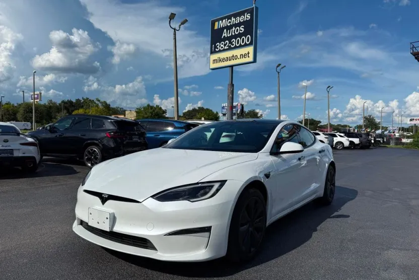 2022 Tesla Model S photo 1