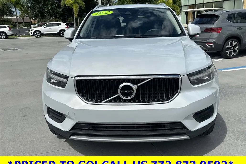 2022 Volvo XC40 Momentum photo 1