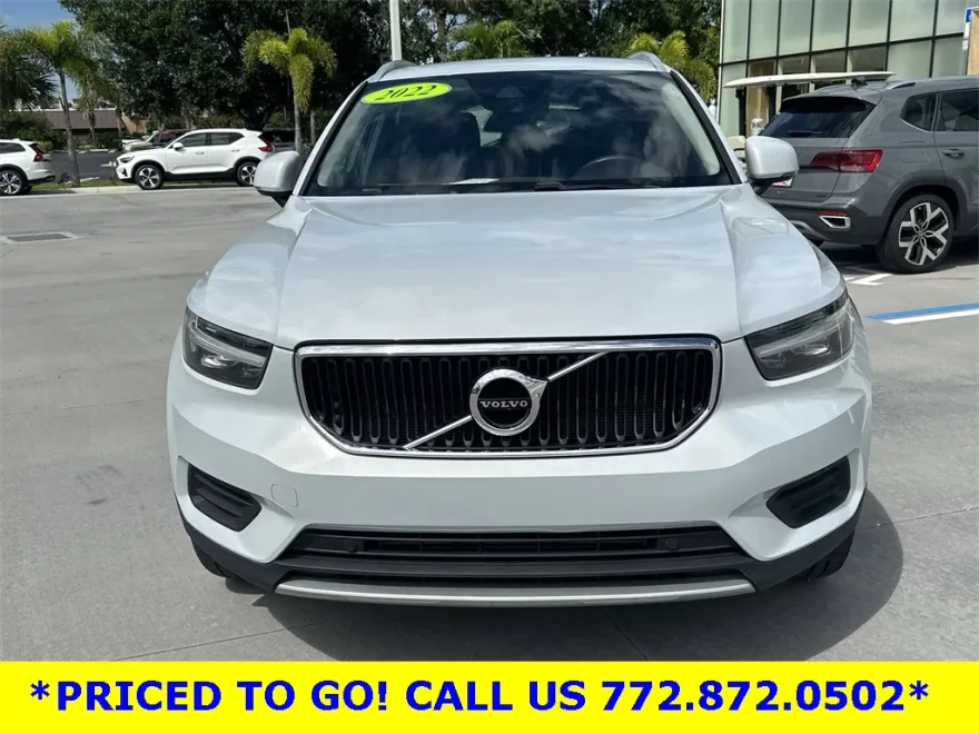2022 Volvo XC40 Momentum photo 1