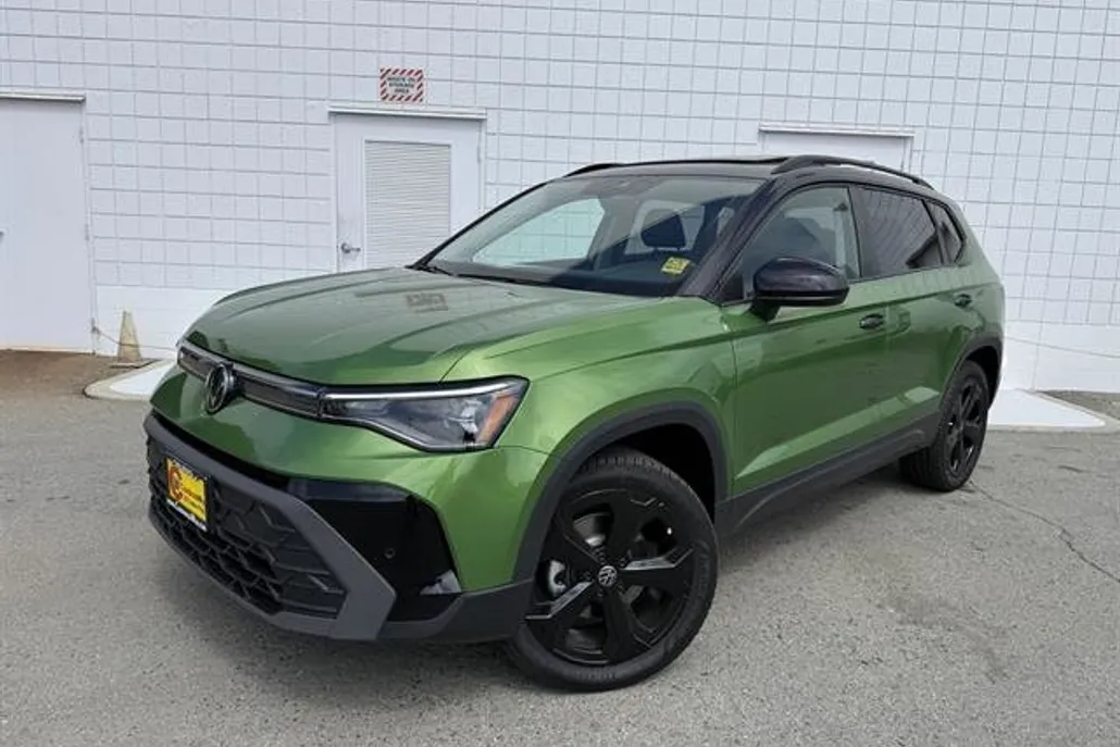 2025 Volkswagen Taos SE photo 1