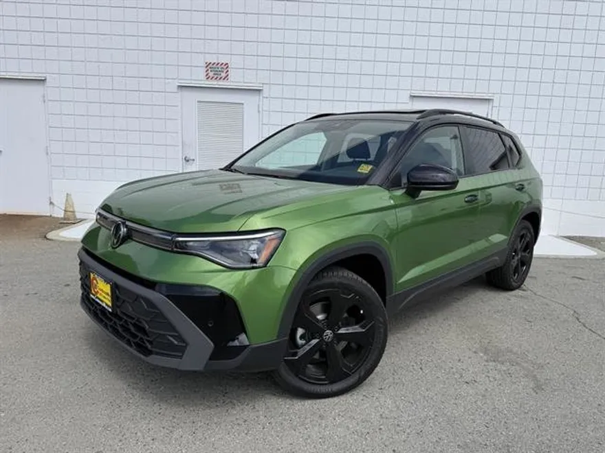2025 Volkswagen Taos SE photo 1