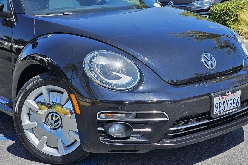 2018 Volkswagen Beetle SE photo 1