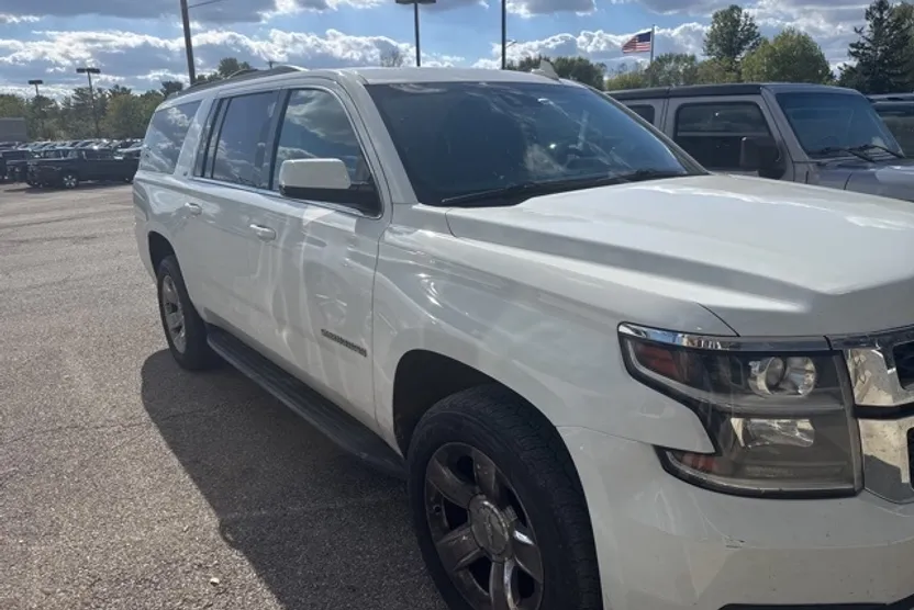 2017 Chevrolet Suburban LT photo 1