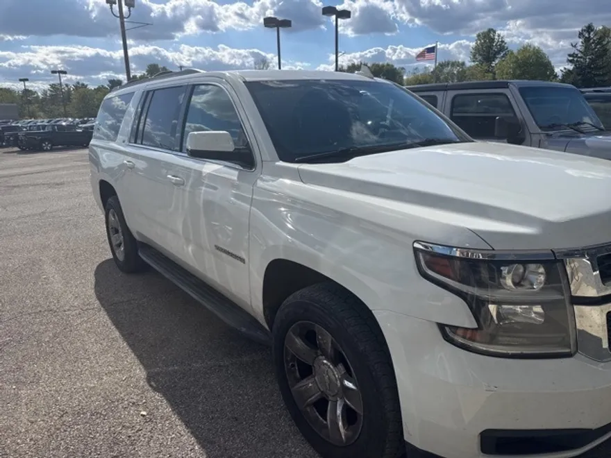2017 Chevrolet Suburban LT photo 1