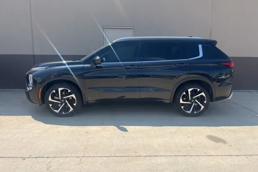 2023 Mitsubishi Outlander SEL photo 1