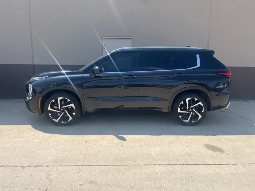 2023 Mitsubishi Outlander SEL photo 1