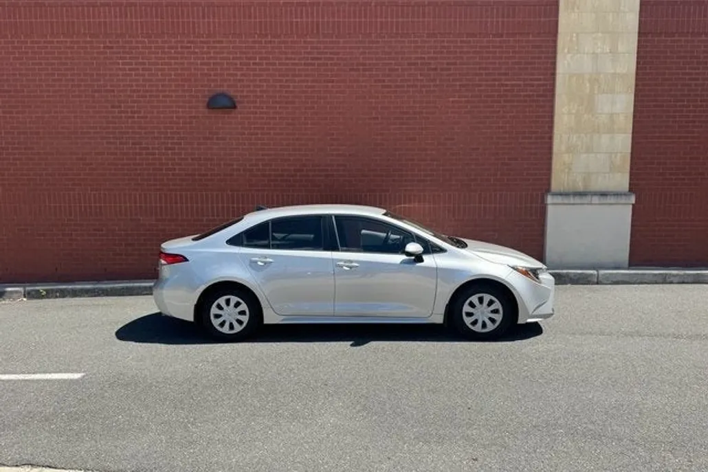 2022 Toyota Corolla L photo 1