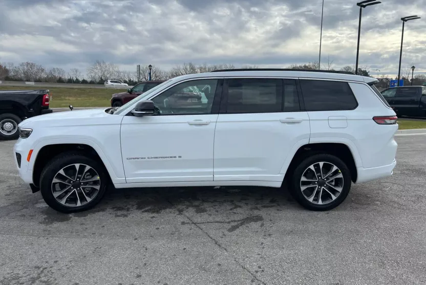 2025 Jeep Grand Cherokee Overland photo 1