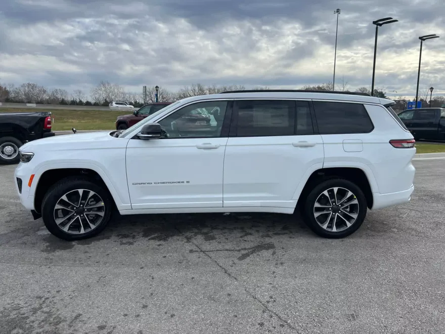 2025 Jeep Grand Cherokee Overland photo 1