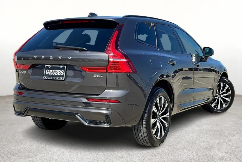 2025 Volvo XC60 Plus photo 1