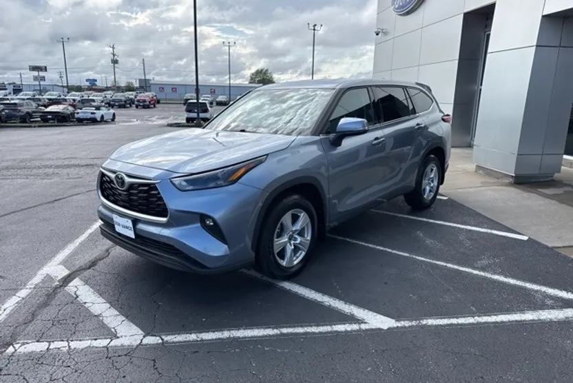 2022 Toyota Highlander LE photo 1