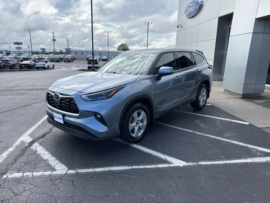2022 Toyota Highlander LE photo 1