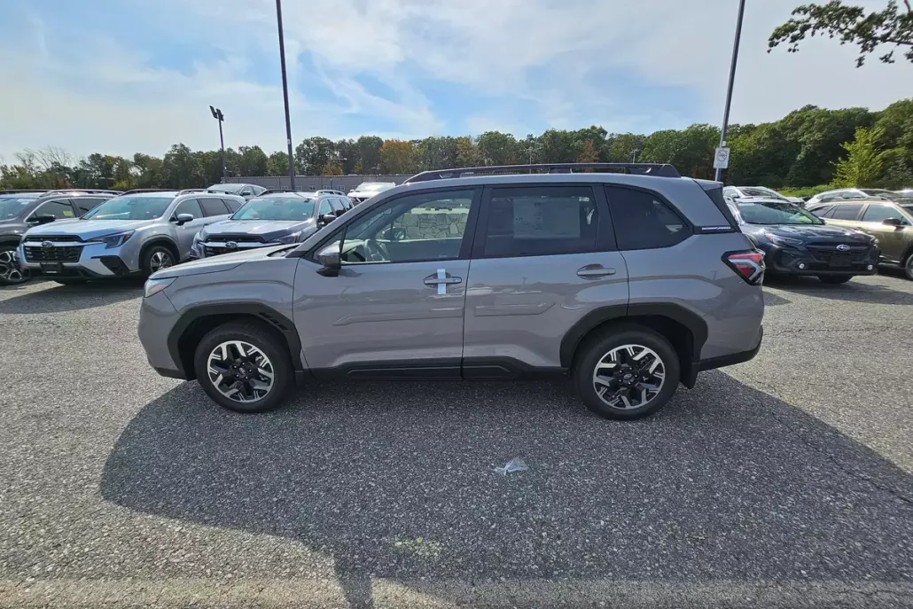 2025 Subaru Forester Premium photo 1