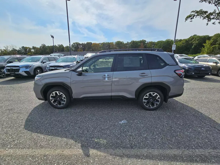 2025 Subaru Forester Premium photo 1