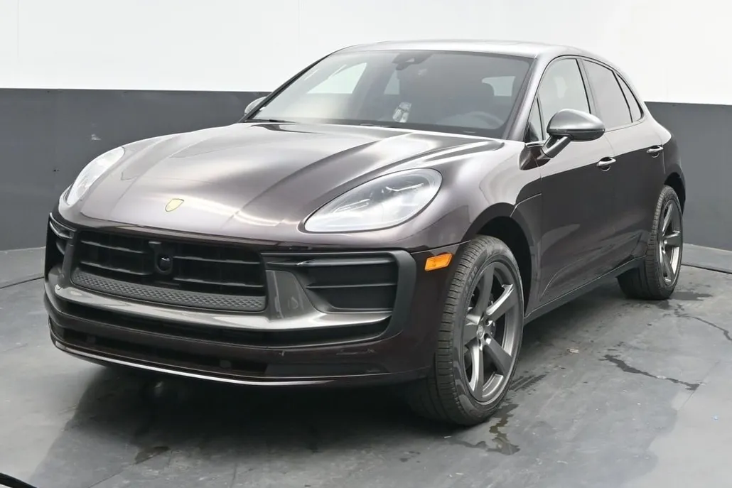 2025 Porsche Macan T photo 1