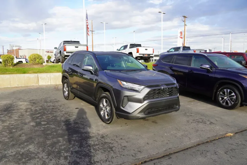 2025 Toyota RAV4 Hybrid XLE photo 1