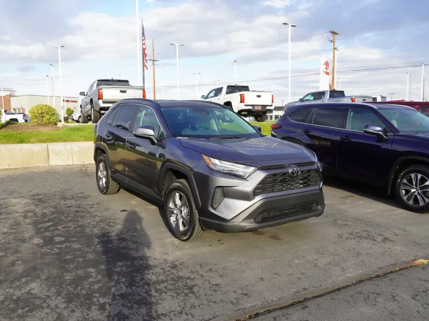 2025 Toyota RAV4 Hybrid XLE photo 1