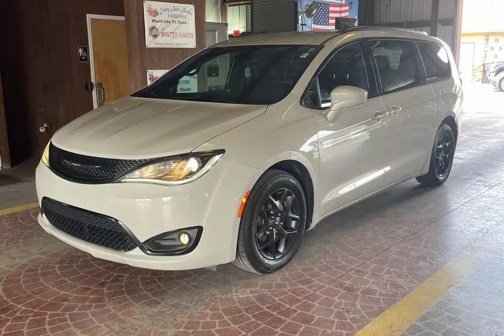 2020 Chrysler Pacifica Touring Plus photo 1