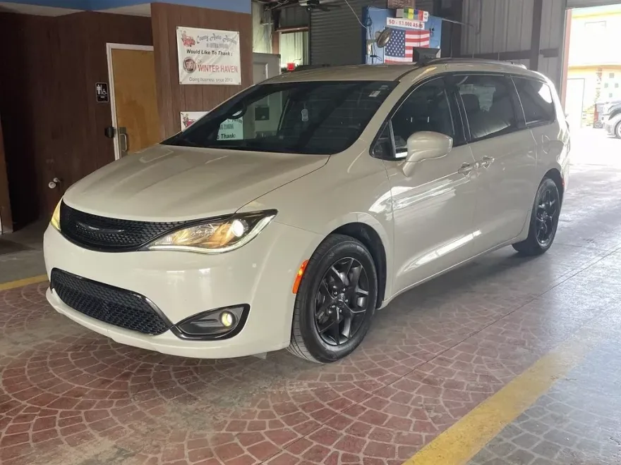 2020 Chrysler Pacifica Touring Plus photo 1
