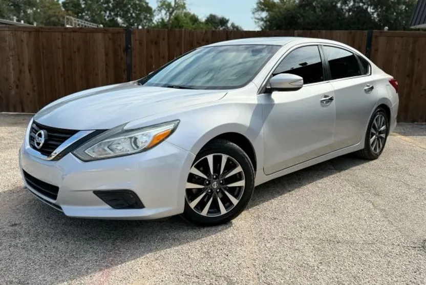 2015 Nissan Altima 2.5 SV photo 1